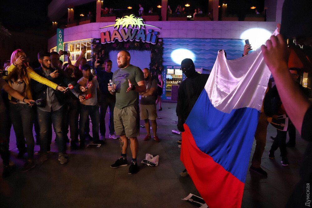 Активісти готуються спалити російський прапор
