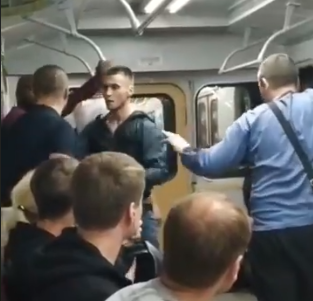 "Какой позор!" В метро Харькова жестоко избили мужчину, никто не вступился