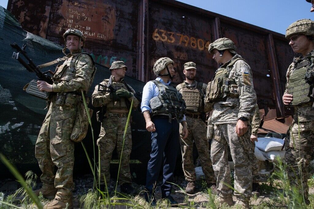 Зеленський відвідав бійців ЗСУ на Донбасі