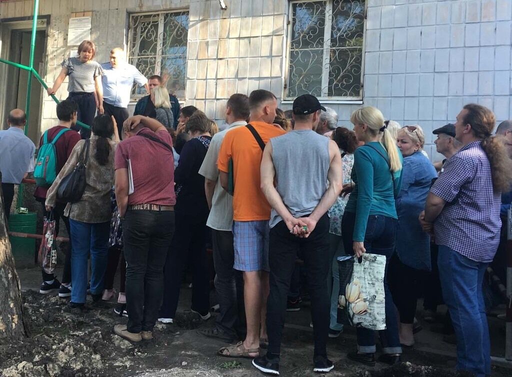 Стоят неделями в очередях: всплыла правда о паспортах РФ на Донбассе