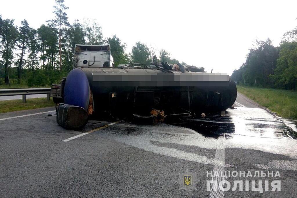 Під час руху у вантажівки лопнуло колесо