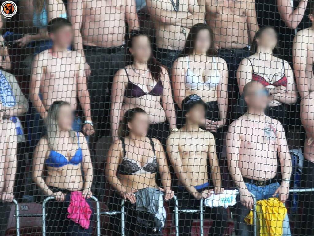 Болельщицы массово разделись на трибуне во время футбола в Чехии: фотофакт