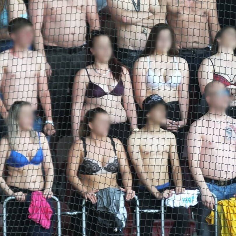 Болельщицы массово разделись на футболе в Чехии