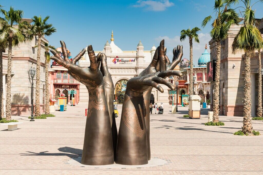 У входа в парк Bollywood