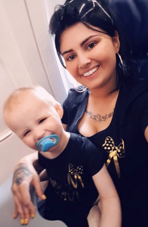 Стюардесса спасла ребенка во время рейса в Турцию и стала героем