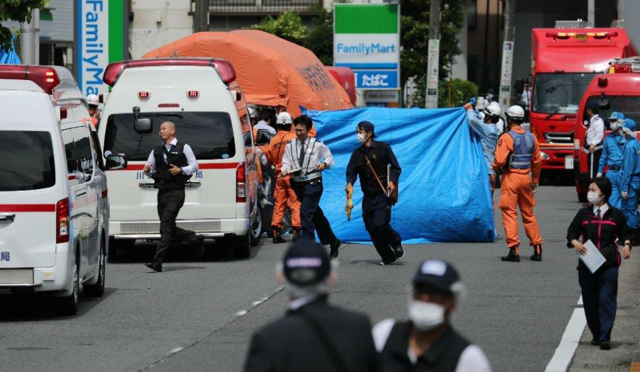 У Японії на вулиці по-звірячому порізали ножем школярів: є жертви. Всі подробиці