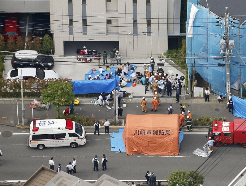  В Японии на улице зверски изрезали ножом школьников: есть жертвы. Все подробности