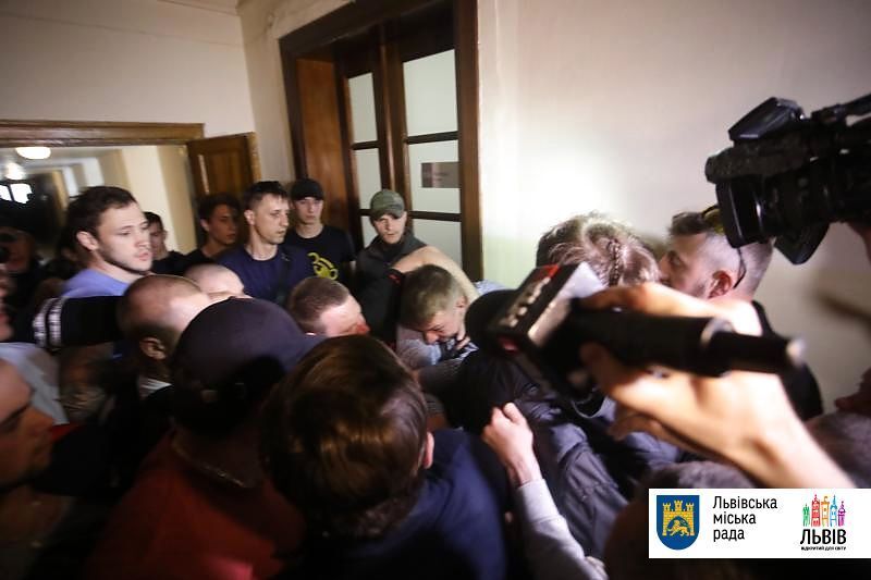 У Львові натовп протестувальників виламав двері й увірвався до міськради