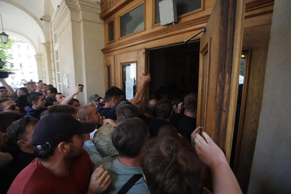 Во Львове толпа протестующих выломала дверь и ворвалась в горсовет