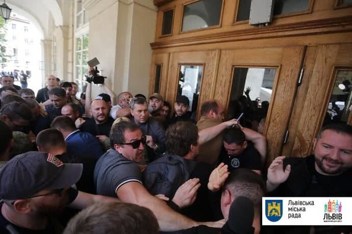 "Чтобы угодить Зеленскому?" Журналист уличил Садового во лжи из-за акции "по заказу БПП"