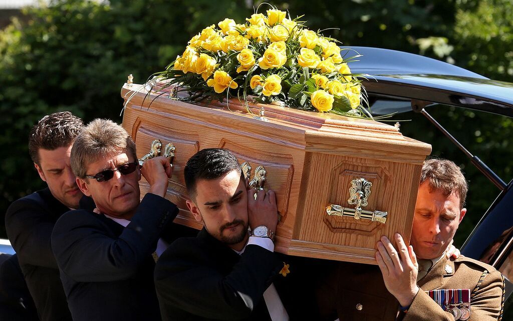 Сергей Балтача(в черных очках) несет гроб с телом дочери