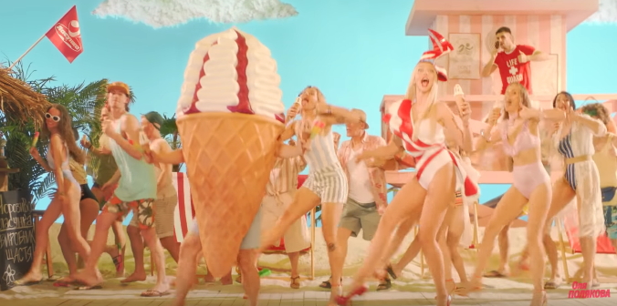 Полякова танцует вместе с гигантским мороженым