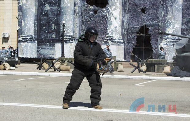 У Луганську одночасно взяли Рейхстаг і розстріляли Майдан: епічні фото