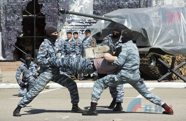 У Луганську одночасно взяли Рейхстаг і розстріляли Майдан: епічні фото