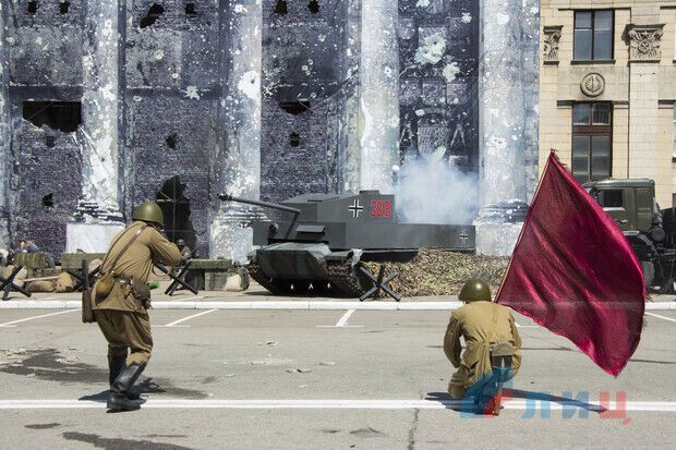 У Луганську одночасно взяли Рейхстаг і розстріляли Майдан: епічні фото