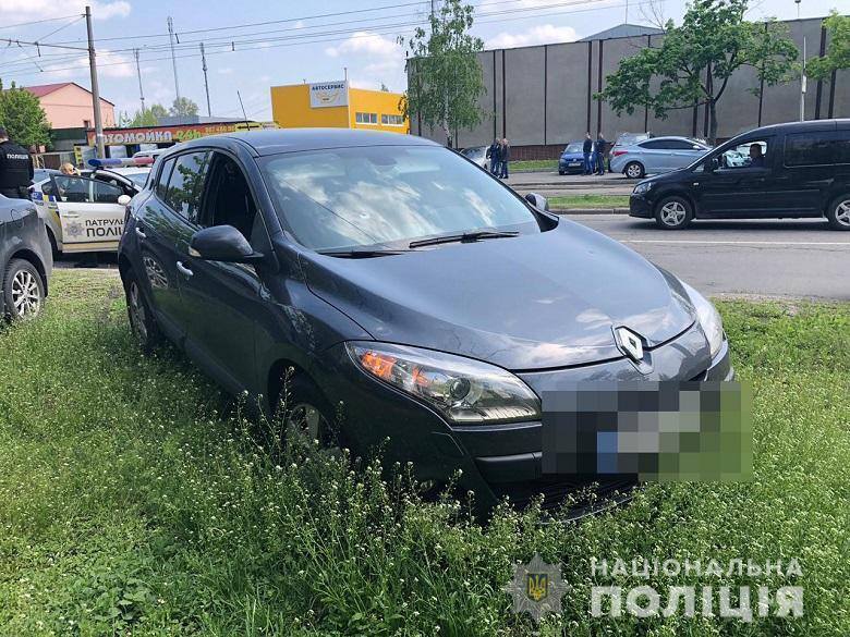 Наехали на полицейскую: в Киеве со стрельбой задержали домушников