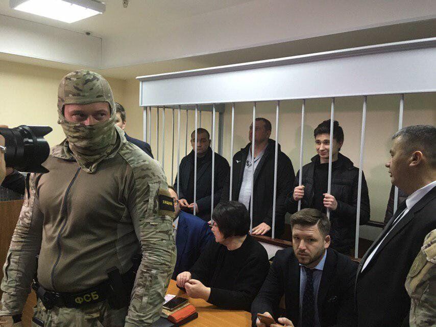 Четверка украинских моряков в зале российского суда