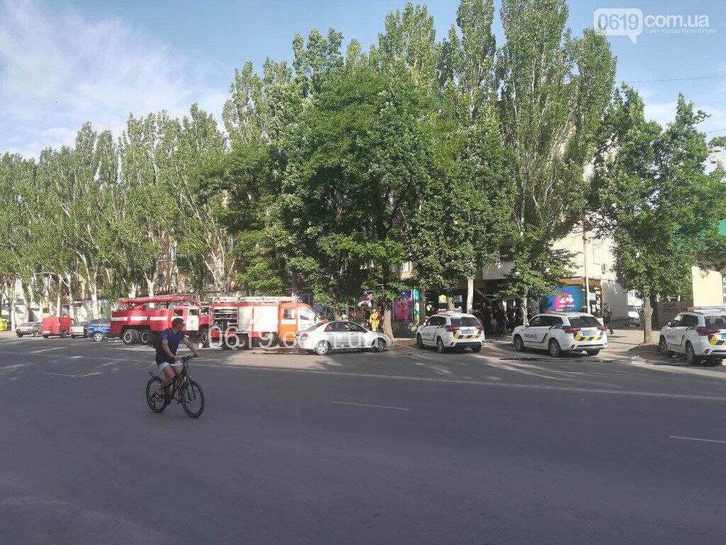 Приковал женщину и облил бензином: в Мелитополе среди белого дня захватили здание