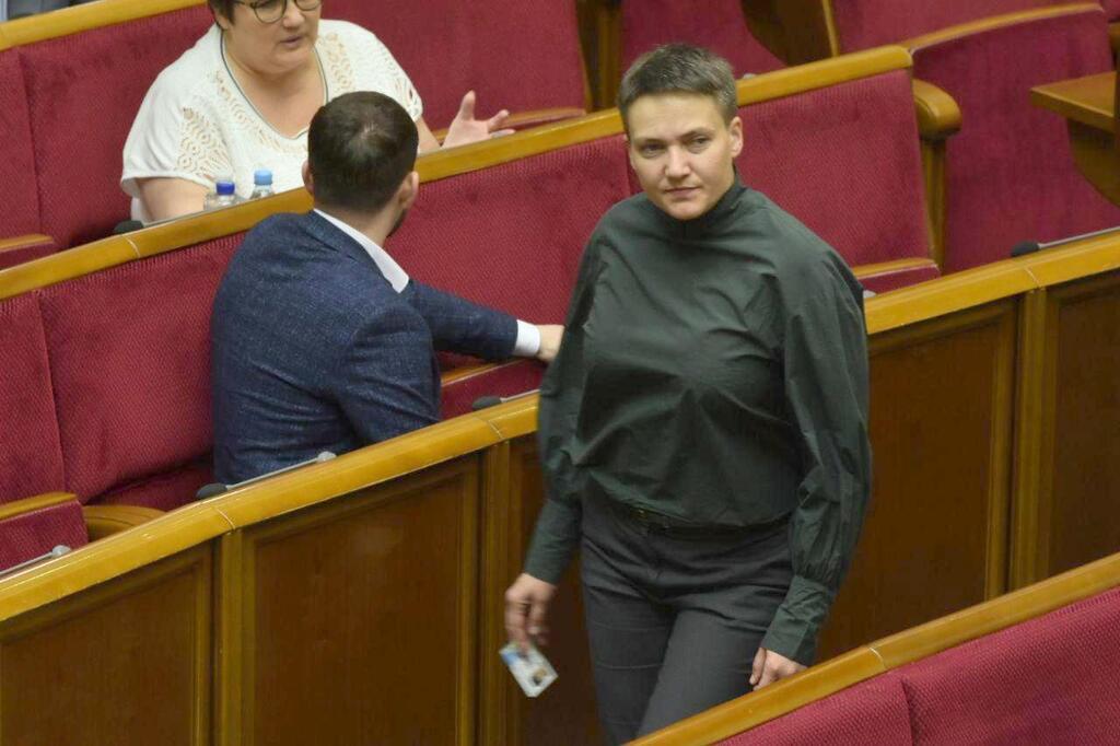 Надія Савченко в темно-зеленій сорочці