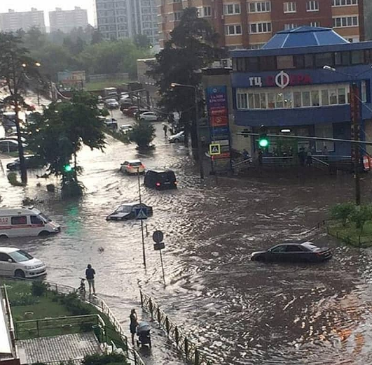 Москва утонула: в России показали видео мощного потопа