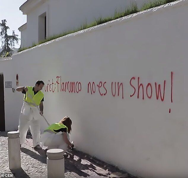 "Идите вон!" Жители Гранады выгоняют туристов из города