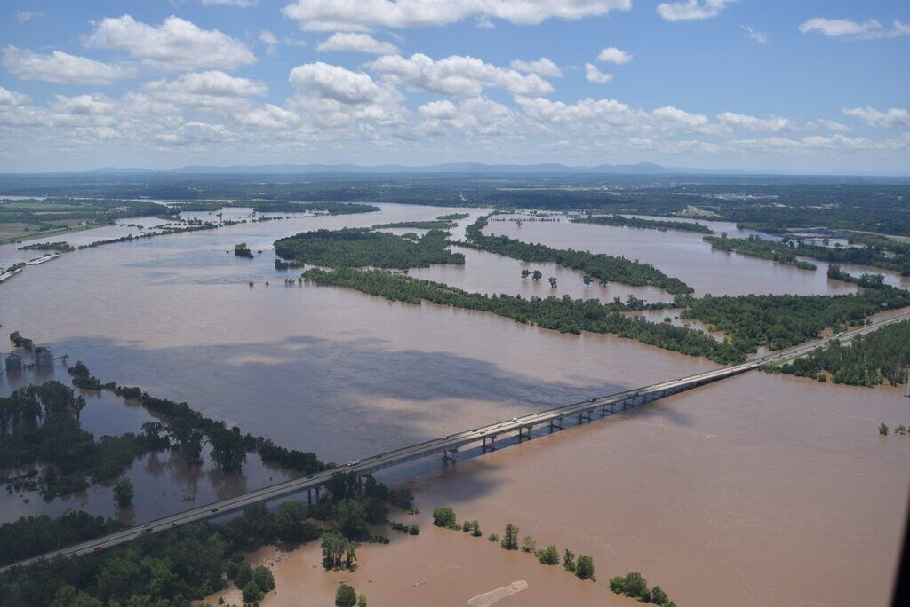 Річки вийшли з берегів: південь США накрила потужна повінь. Відео стихії