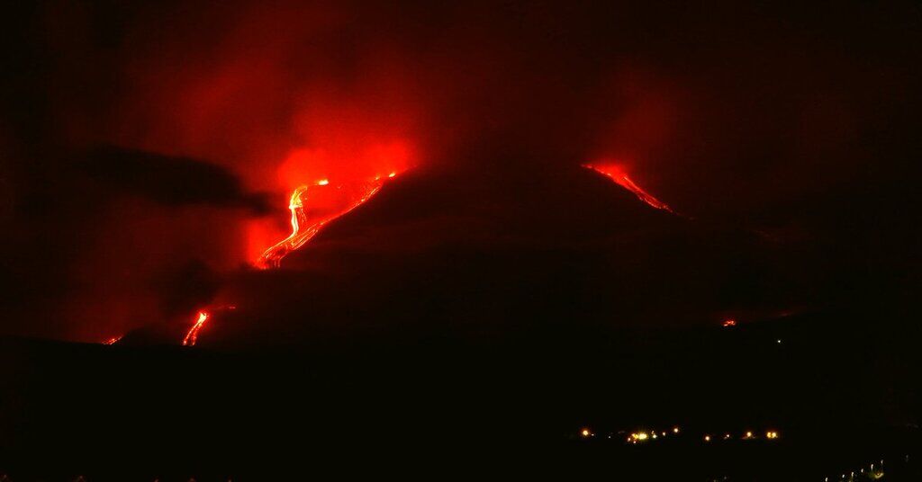 В Италии разбушевался вулкан Этна: фото и видео огненного ада