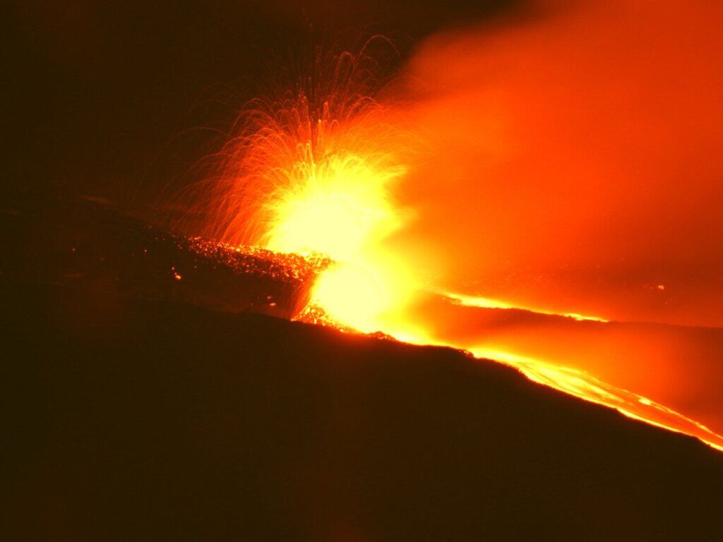 В Італії розбушувався вулкан Етна: фото і відео вогняного пекла