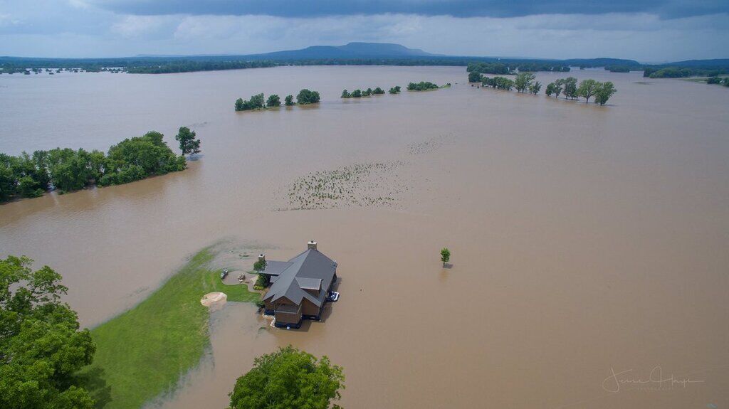 Реки вышли из берегов: юг США накрыло мощнейшее наводнение. Видео стихии