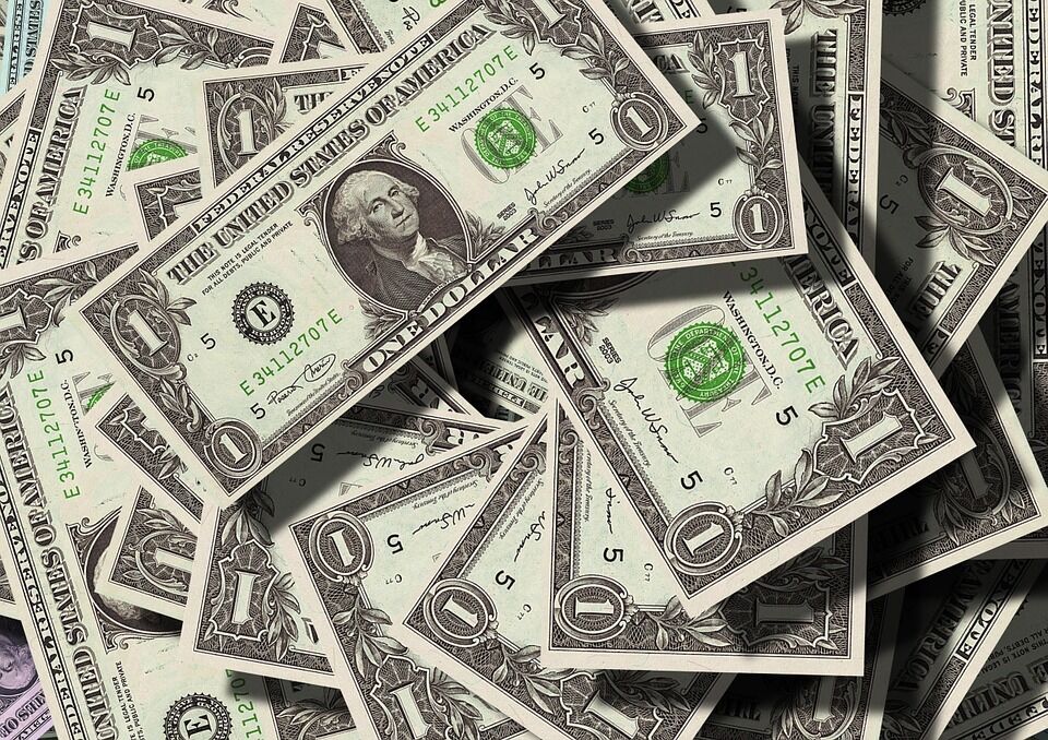 Резкий разворот курса доллара: сколько будет стоить валюта в Украине
