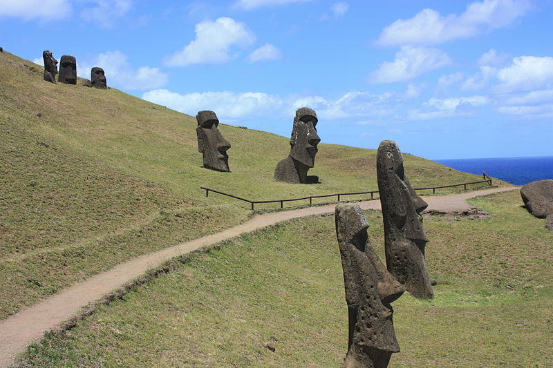Туристи поставили на межу зникнення давніх ідолів острова Пасхи