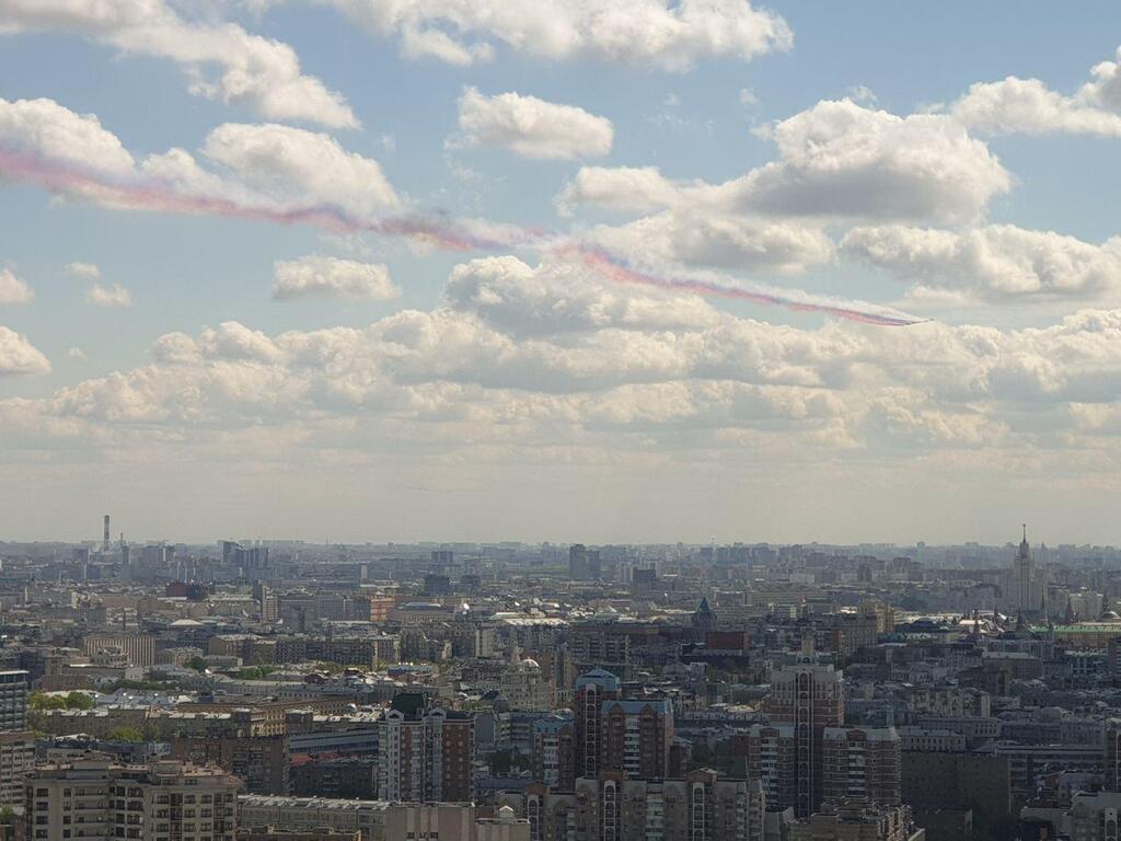 У Москву стягнули десятки винищувачів і штурмовиків: фото і відео літаків у небі