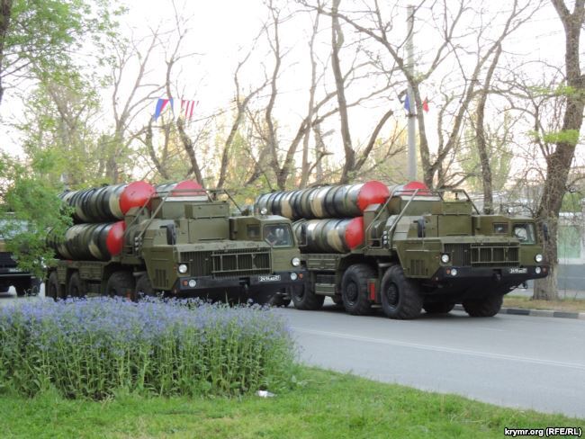 В Крым стянули танки и артиллерию