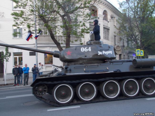 В Крым стянули танки и артиллерию