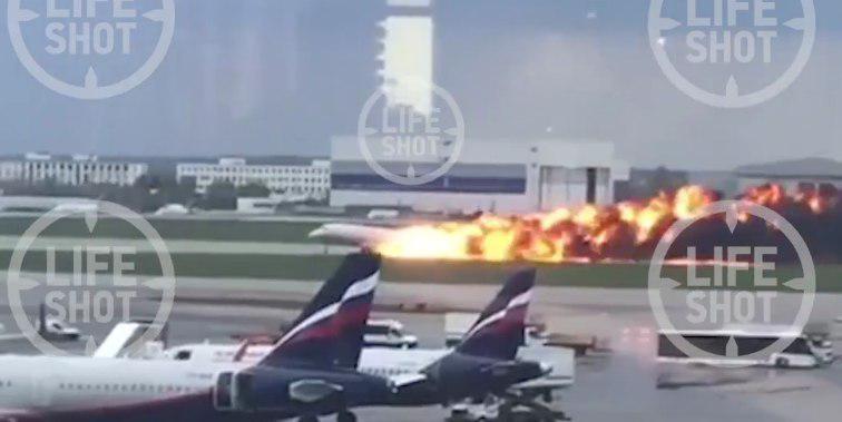 Под Москвой загорелся самолет с пассажирами: все подробности, фото и видео