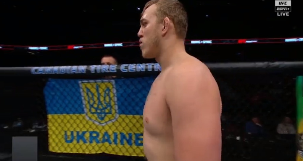 Украинского чемпиона мира за 50 секунд забили в дебютном бою в UFC