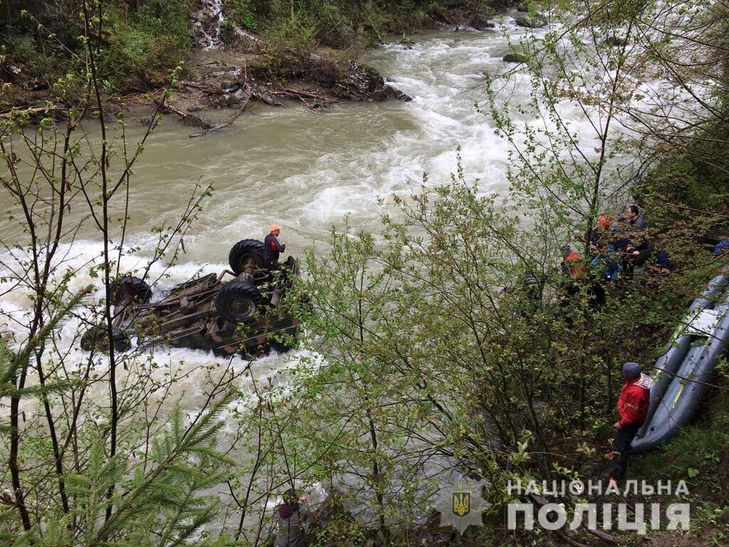 Есть погибшие: в Карпатах грузовик с туристами с высоты упал в реку