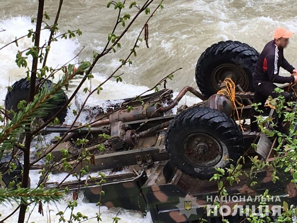 Есть погибшие: в Карпатах грузовик с туристами с высоты упал в реку