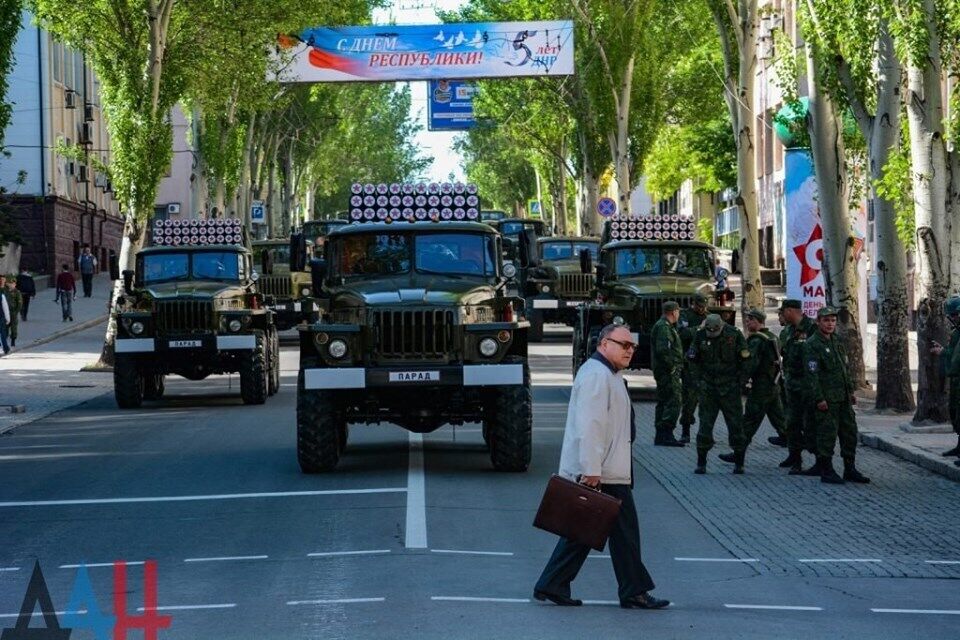 "Хроники "гражданской" войны!" В Донецк стянули военную технику