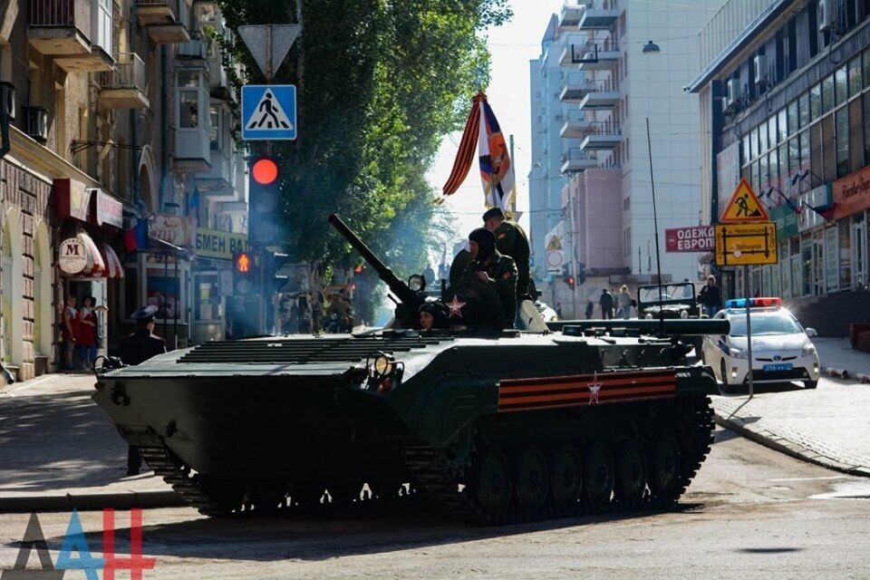 "Хроники "гражданской" войны!" В Донецк стянули военную технику