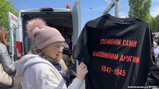 Путінські "Вовки" прибули до Праги: їм влаштували "теплий" прийом на кладовищі