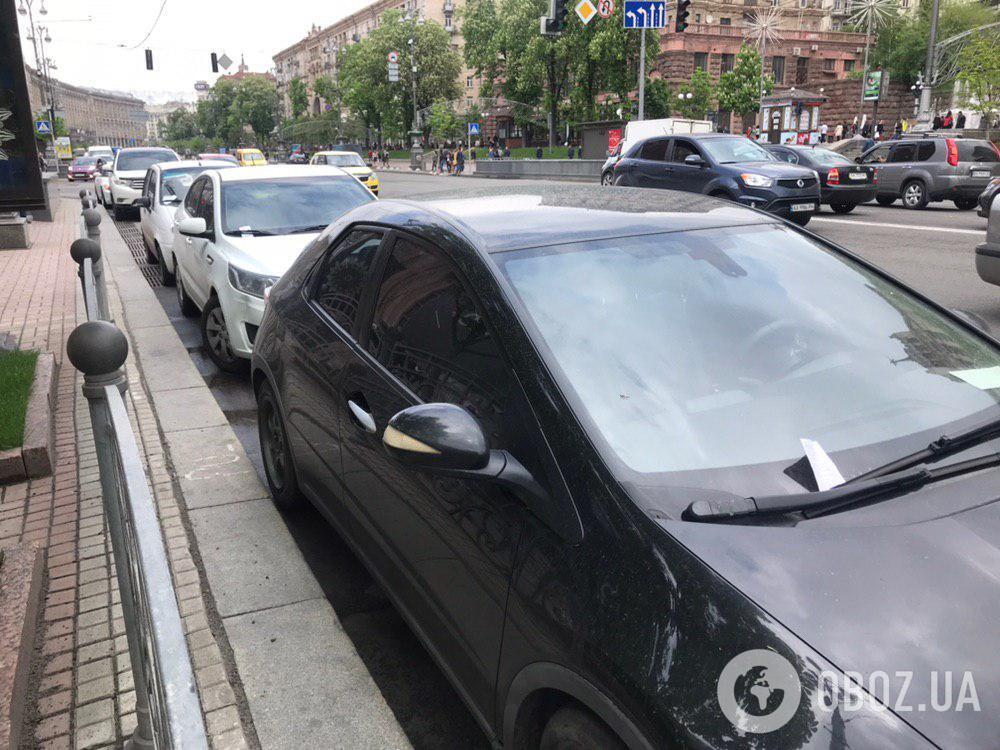"Будут штрафы!" В Киеве водителям начали оставлять новые послания на авто 