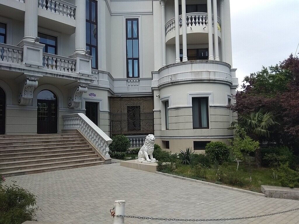 Двор клубного дома в Крыму, где расположена квартира Зеленских
