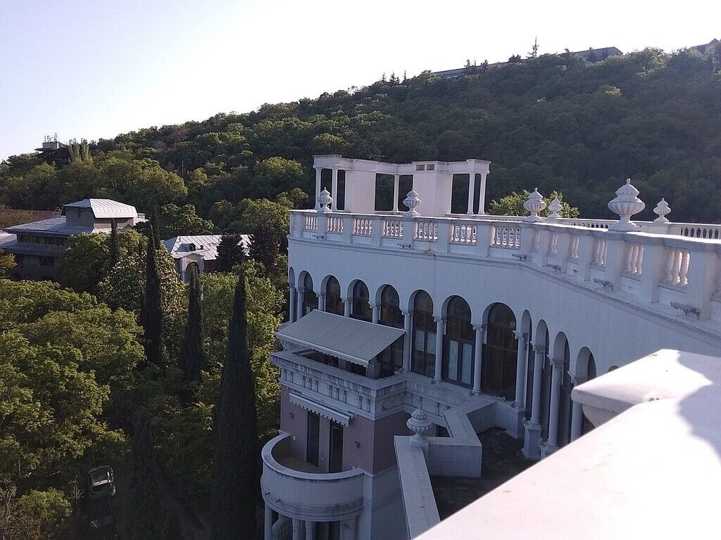 Вид из окна клубного дома в Крыму, где расположена квартира Зеленских
