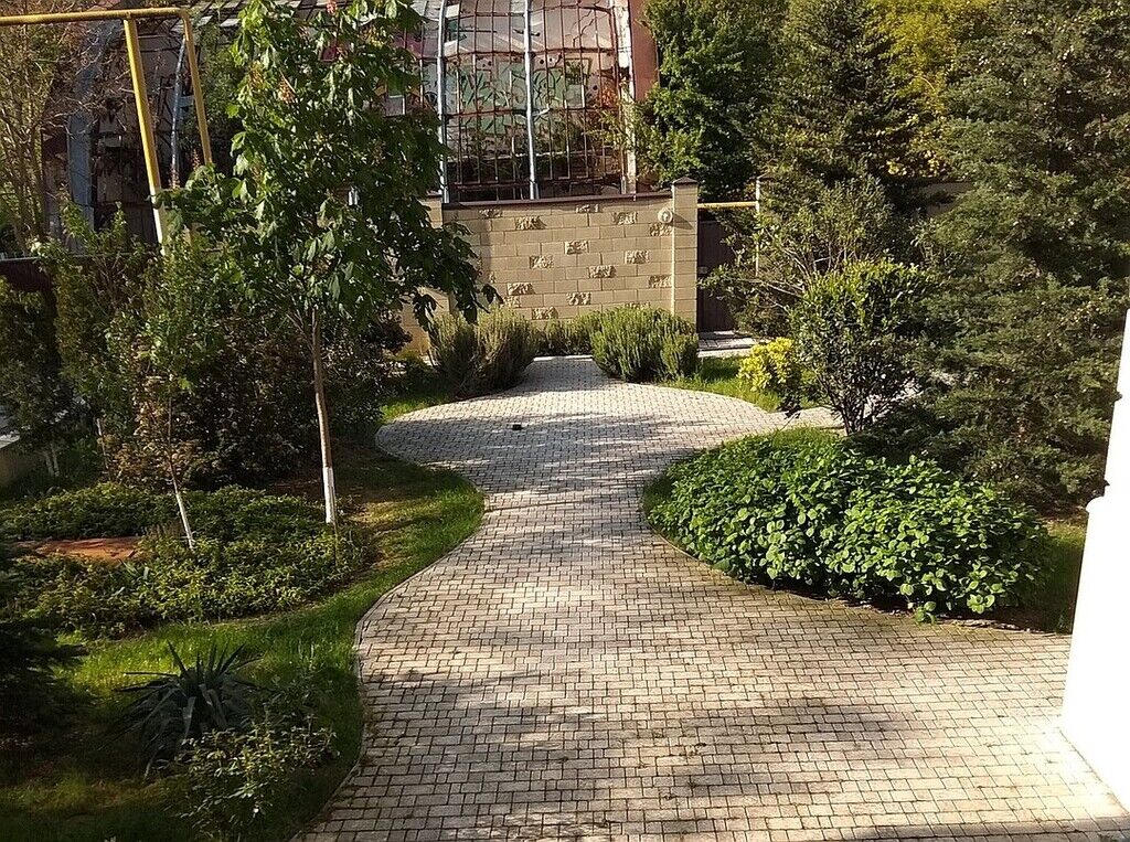 Двір клубного будинку в Криму, де розташована квартира Зеленських