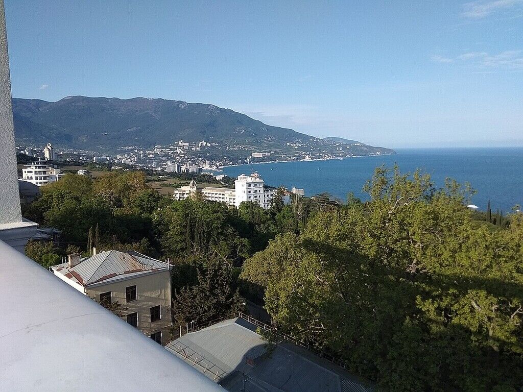 Вид из окна клубного дома в Крыму, где расположена квартира Зеленских
