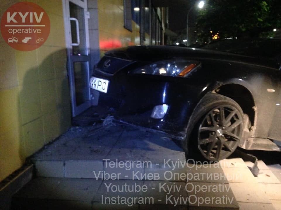 В Киеве элитное авто влетело в здание колледжа: фото аварии 