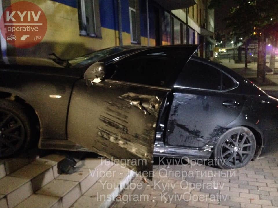 В Киеве элитное авто влетело в здание колледжа: фото аварии 