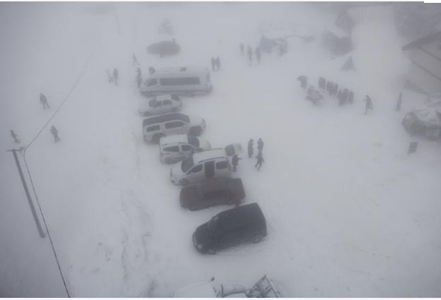 Популярный среди украинцев курорт внезапно засыпало снегом: удивительные кадры