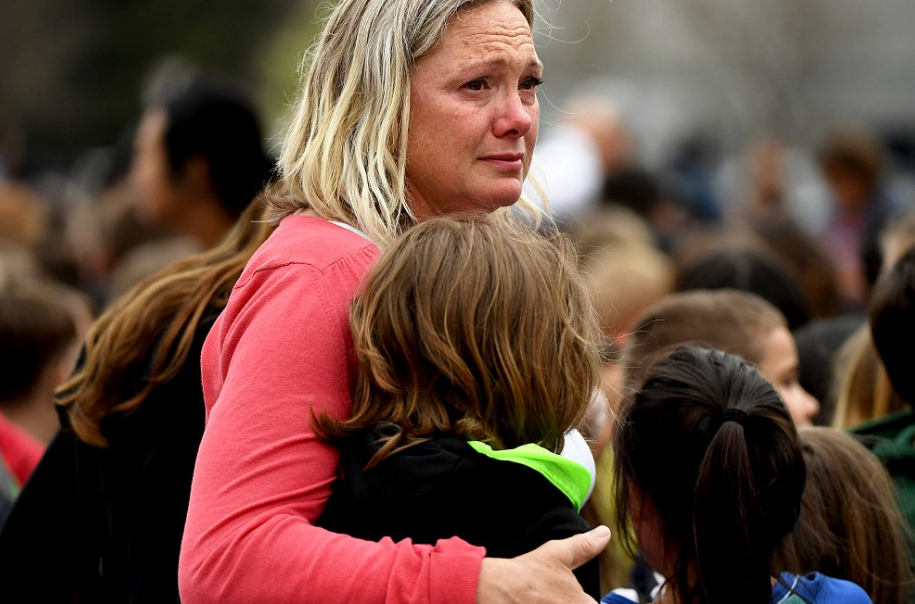 В США возле "Колумбайна" устроили кровавую стрельбу в школе: есть жертва и пострадавшие